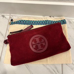 Tory Burch Charlie Suede Clutch in burgundy